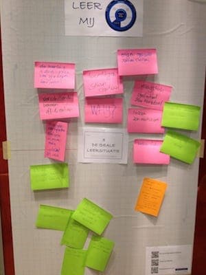 Resultaat van de brainstorm ‘Hoe gaan we kritisch denken’ met post-its geplakt op een groot flipover bord