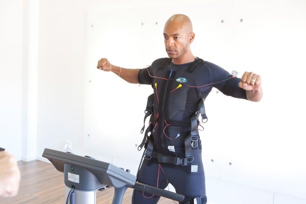 Man in bodytech suit tijdens een workout